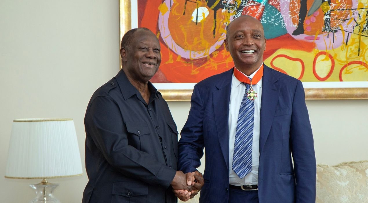 Patrice Motsepe décoré par le Président Alassane Ouattara