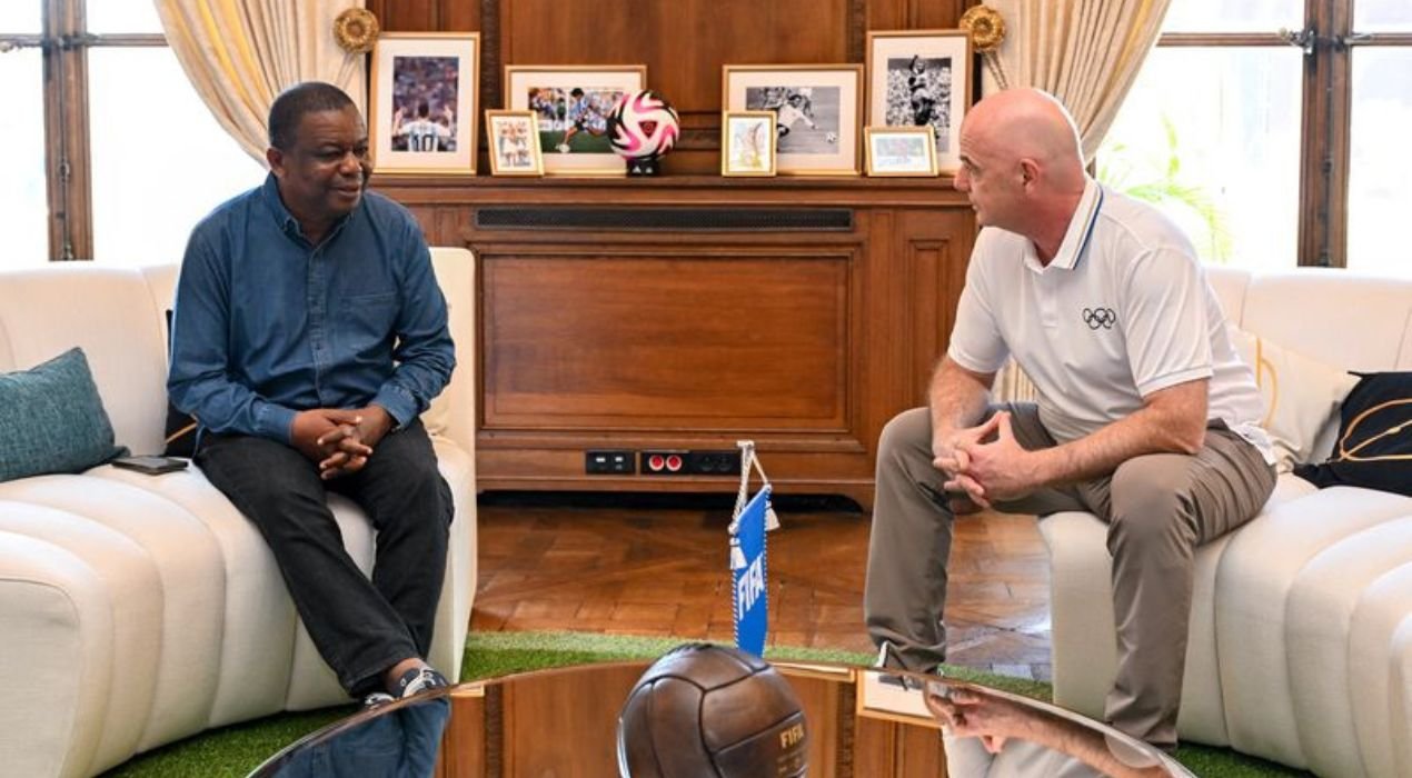 Rencontre à Paris : Mathurin de Chacus et Gianni Infantino échangent sur le football béninois